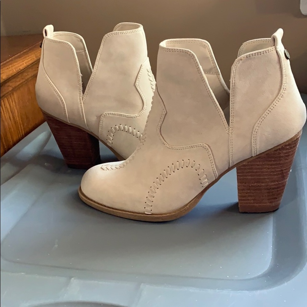 Daisy Fuentes ankle boots.  Size 10 medium